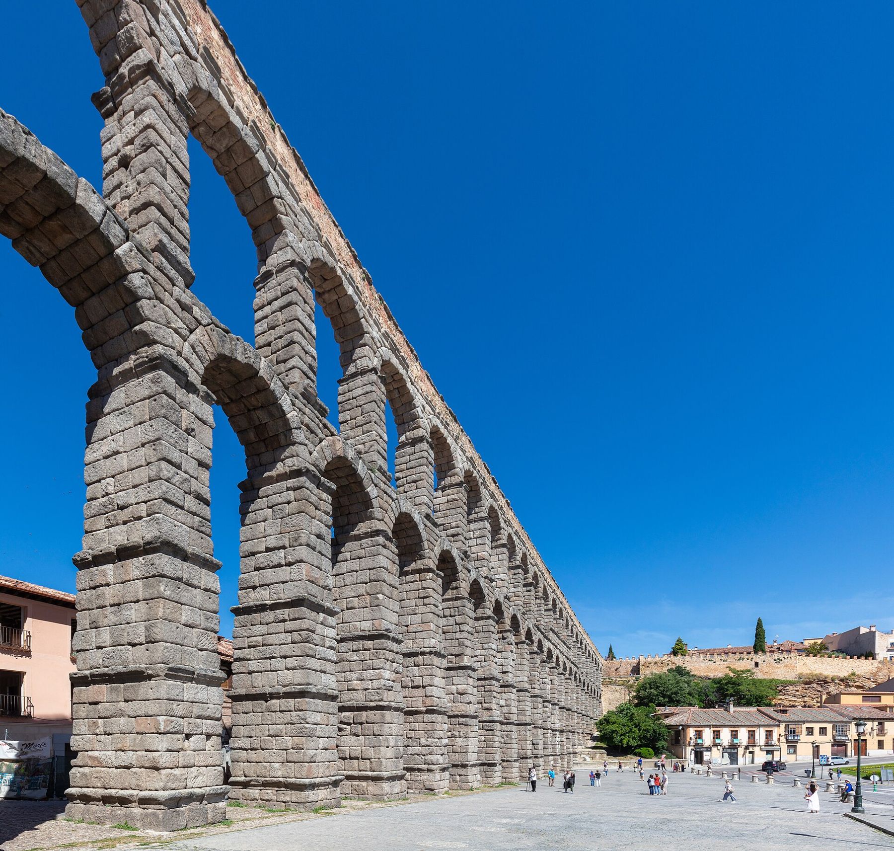 El acueducto de Segovia bajo un cielo azul